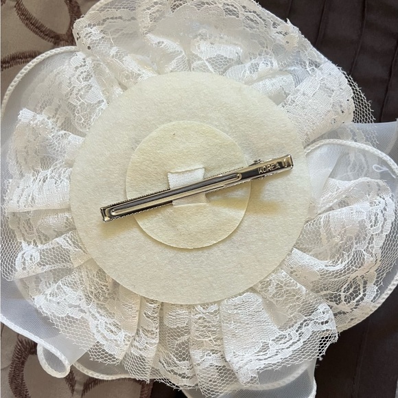 Cream/Off White Fascinator/broach. New with tags, never used - Picture 3 of 4
